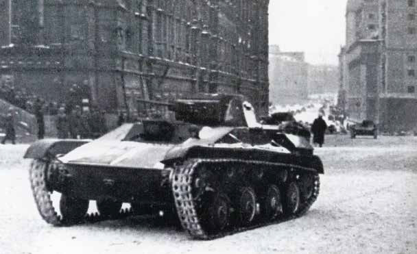 Колонна танков въезжает на Красную площадь. Парад 7 ноября 1941 года