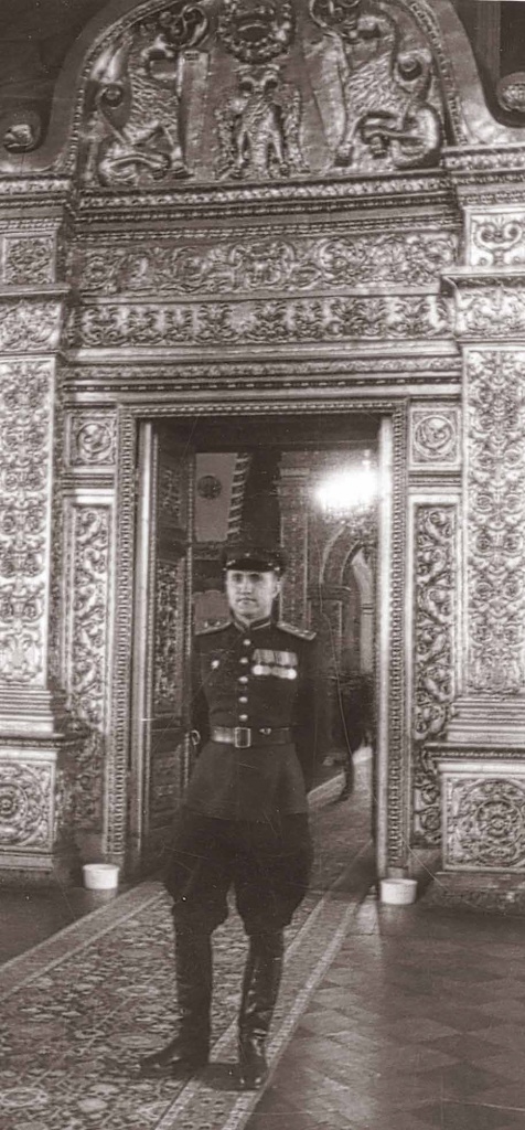 Военнослужащий Офицерского батальона УКМК НКГБ СССР в Грановитой палате БКД. 1941 г.