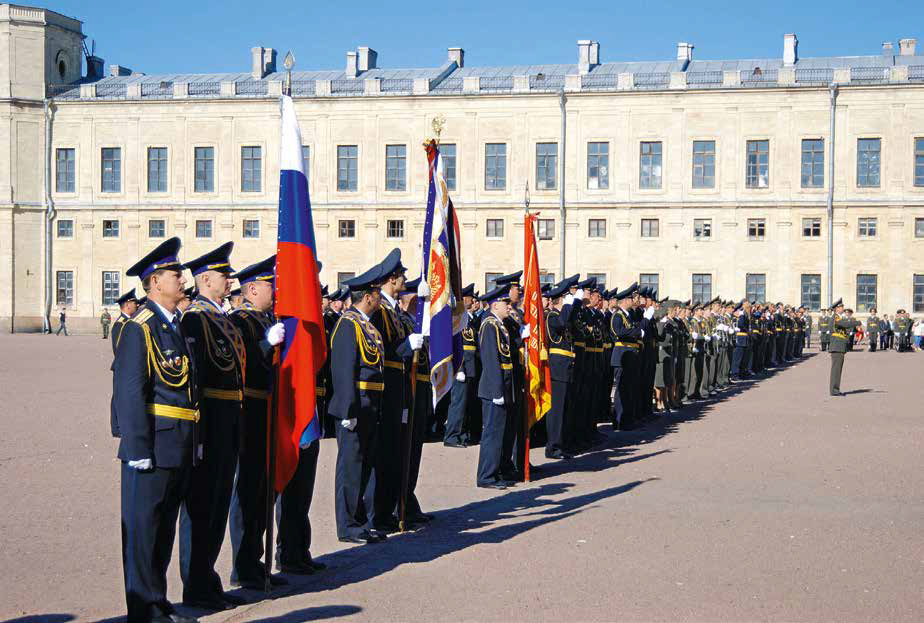 Государственный флаг Российской Федерации, Георгиевское знамя и Красное Боевое знамя в едином строю на исторической Дворцовой площади