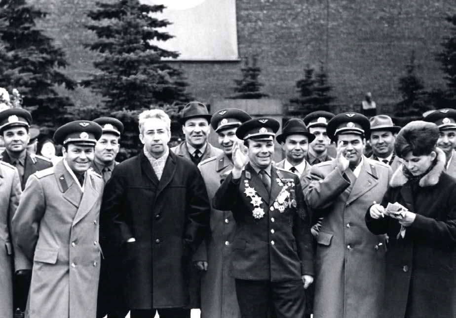 Космонавты В.В. Терешкова, А.Г. Николаев и сотрудник охраны Б.А. Мартьянов (второй справа)