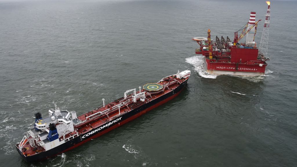 Отгрузка нефти на танкер с МЛСП «Приразломная»