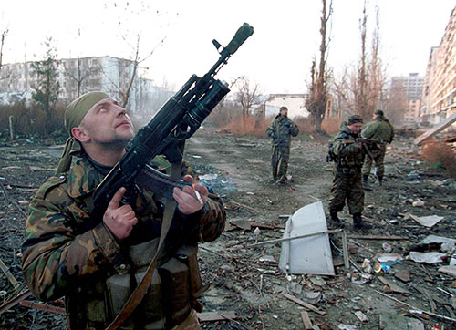 Сводный отряд милиции ГУВД Московской области на зачистке территории в Грозном