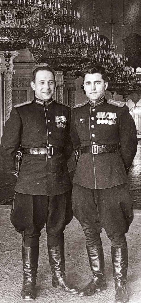 Военнослужащие Офицерского батальона УКМК НКГБ СССР в Георгиевском зале БКД. 1941 г.