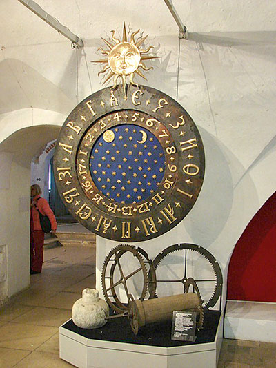 Циферблат и шестерни русских башенных часов XVII века в музее Александровской слободы