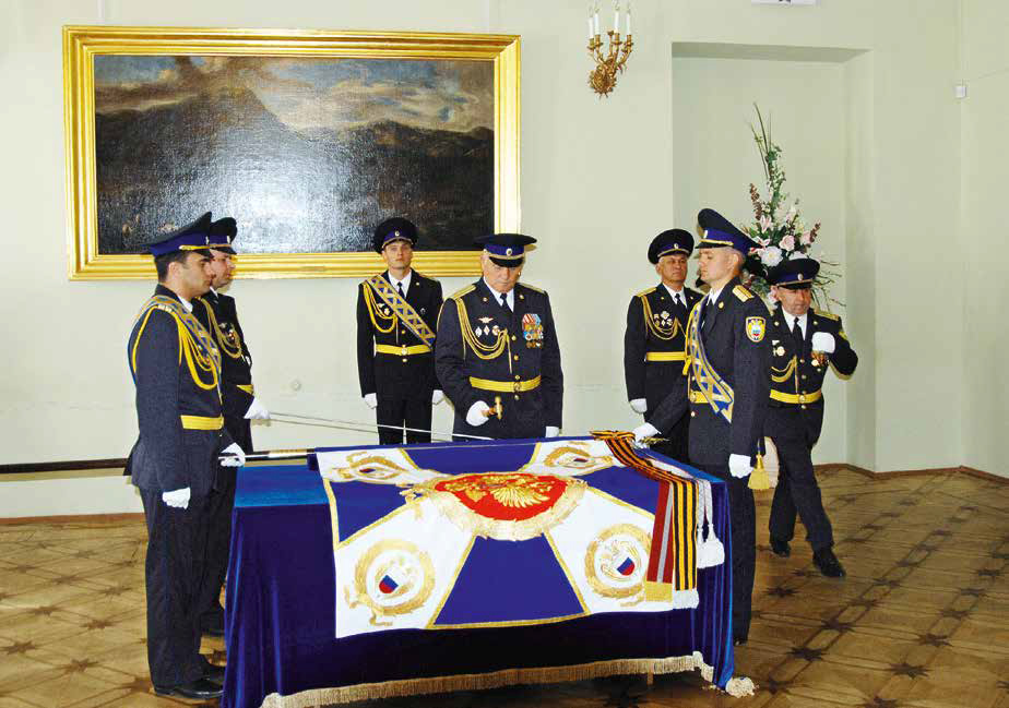 Церемония прибивки полотнища Георгиевского знамени к древку